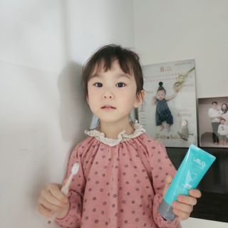 치과에서 쓰는 치약 _ 라벨제로 저불소 꼬마, 키즈, 유아, 베이비, 주니어 안전한 어린이치약 — 5점을 준 리뷰어가 2022년 12월 올린 사용 사진