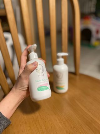 mom e 맘이 내추럴 베이비 케어 샴푸앤바스+로션 — 4점을 준 리뷰어가 2021년 1월 올린 사용 사진