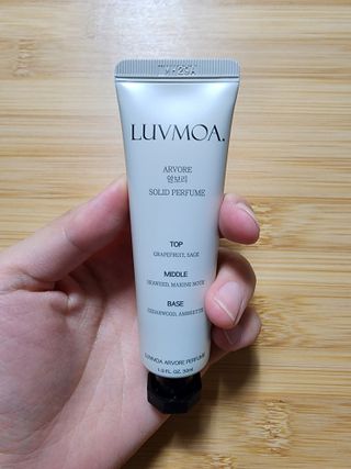 러브모아 향수 고체향수 승무원 고체향수 바르는 향수 니치향수 도손 우드세이지 앤 씨솔트 — 5점을 준 리뷰어가 2022년 9월 올린 사용 사진