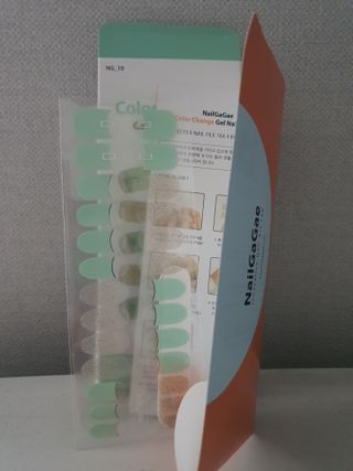 [네일가게] 햇빛에 닿으면 색이 변하는 신기한 햇살 반전 네일스티커 — 5점을 준 리뷰어가 2021년 8월 올린 사용 사진