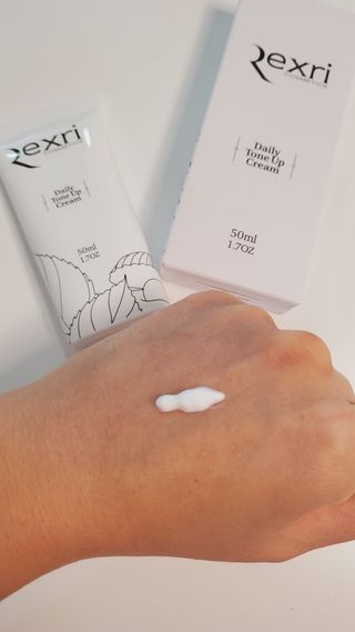렉스리 데일리 톤업 크림 Rexri Daily Tone Up Cream — 5점을 준 리뷰어가 2022년 10월 올린 사용 사진