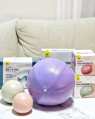 [트라택] 홈 필라테스 SET [미니짐볼+웨이트볼(0.5kg&1kg+요가블럭] — 5점을 준 리뷰어가 2022년 7월 올린 사용 사진
