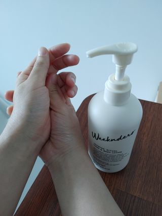 [위켄더스] 끈적임 없이 수분감을 채워주는 핸드& 바디로션 1종 랜덤발송 — 5점을 준 리뷰어가 2022년 4월 올린 사용 사진