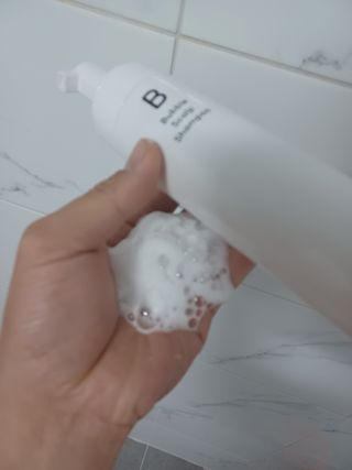 블룸비 거품 두피 샴푸 — 5점을 준 리뷰어가 2022년 9월 올린 사용 사진