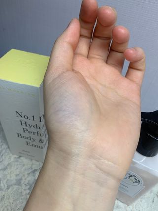 줄라이 모닝 _ JULY MORNING 줄라이모닝 하이드레이팅 퍼퓸드 바디앤핸드 에멀젼 — 5점을 준 리뷰어가 2022년 3월 올린 사용 사진
