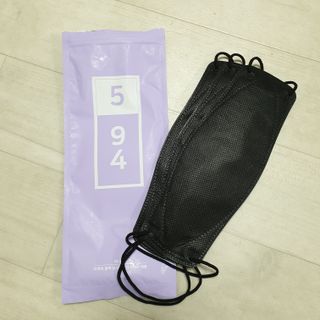 위케어 KF94 마스크 숨쉬기편한 귀안아픈마스크 국산원부자재 사용 식약처 승인 마스크 — 5점을 준 리뷰어가 2021년 3월 올린 사용 사진