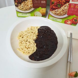 [풀무원] 식물성 저당질식 세트, 두부면 매콤라구파스타와 두부면 직화짜장 — 5점을 준 리뷰어가 2021년 3월 올린 사용 사진