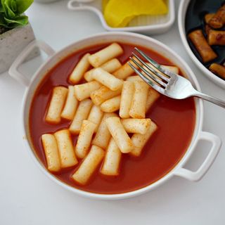 유비쿡 컵떡볶이 매운컵떡볶이2개/ 짜장컵떡볶이 2개  총 4개세트 — 5점을 준 리뷰어가 2021년 4월 올린 사용 사진