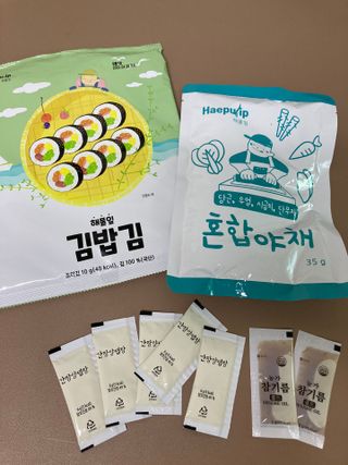 해풀잎 누구나 김밥*1ea [(혼합야채 35g *1ea,  김밥김 (5g, 5ea),  양념간장 (6g, 5ea), 참기름(5g, 2ea)] — 4점을 준 리뷰어가 2022년 7월 올린 사용 사진