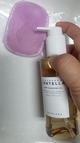 스킨1004 [SKIN1004] 마다가스카르 센텔라 라이트 클렌징 오일 200ml — 5점을 준 리뷰어가 2024년 7월 올린 사용 사진