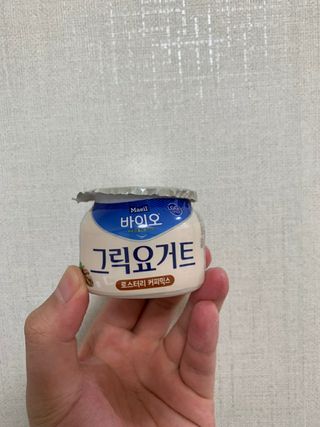 매일바이오 그릭요거트 오리지널 플레인 4개, 로스터리 커피믹스 4개 — 5점을 준 리뷰어가 2021년 12월 올린 사용 사진