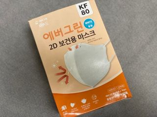 [에버그린] 2D 새부리형 KF80 중형 화이트 25매 — 5점을 준 리뷰어가 2021년 8월 올린 사용 사진