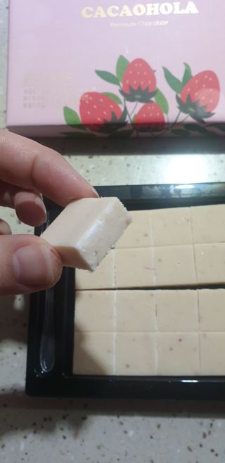 연말/새해선물 딸기 초콜릿 종착역, 건딸기가 상큼하게 씹히는 카카올라 딸기생초콜릿 — 5점을 준 리뷰어가 2021년 10월 올린 사용 사진