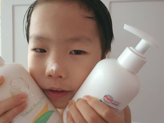 mom e 맘이 내추럴 베이비 케어 샴푸앤바스+로션 — 5점을 준 리뷰어가 2021년 1월 올린 사용 사진