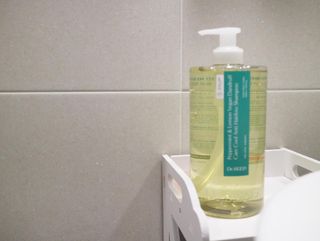닥터시드 페퍼민트 앤 레몬 비건 비듬케어 쿨 탈모 샴푸 (1000ml) — 5점을 준 리뷰어가 2024년 1월 올린 사용 사진