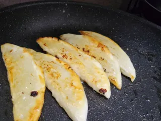 (주)성경순만두 곤약만두.콘치즈만두,삼각당면만두,당면 야끼만두,대구전통 납작만두,떡뽁이 매콤소스,달콤소스 — 5점을 준 리뷰어가 2023년 4월 올린 사용 사진