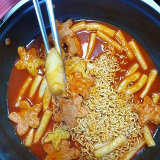 빨간키트 떡볶이 밀키트 2~3인분 매운맛 국물 떡볶이 만들기 쉬운 황금 레시피 분말 소스로 간편한 요리 — 4.5점을 준 리뷰어가 2021년 10월 올린 사용 사진