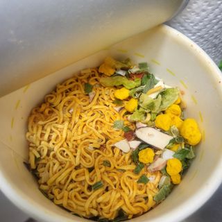 NISSIN 닛신 컵누들  4종 - 씨푸드오리지날, 씨푸드 스파이시, 씨푸드 커리, 씨푸드 XO소스 — 5점을 준 리뷰어가 2022년 4월 올린 사용 사진