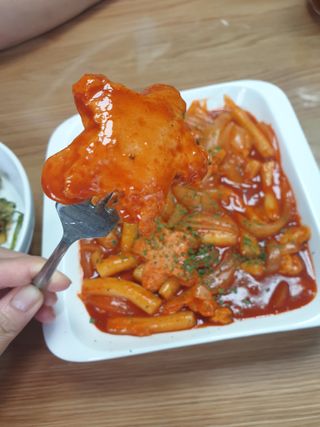 빨간키트 떡볶이 밀키트 2~3인분 매운맛 국물 떡볶이 만들기 쉬운 황금 레시피 분말 소스로 간편한 요리 — 5점을 준 리뷰어가 2021년 10월 올린 사용 사진