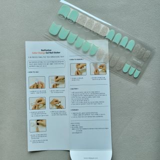 [네일가게] 햇빛에 닿으면 색이 변하는 신기한 햇살 반전 네일스티커 — 2.5점을 준 리뷰어가 2021년 8월 올린 사용 사진