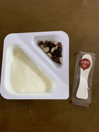 남양유업 또깍 접어 떠먹는 불가리스 2종 — 5점을 준 리뷰어가 2021년 1월 올린 사용 사진