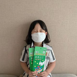 [숨그림]  덴탈마스크 짱구 우리아이 그리고 내가 쓰는 믿을수있는 케릭터 마스크  16종 — 5점을 준 리뷰어가 2021년 10월 올린 사용 사진