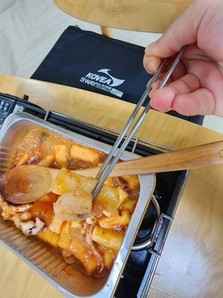화끈한녀석들 새오똥400g 새우,오징어,똥집 볶음요리 소스,밀떡, 참기름 포함 — 5점을 준 리뷰어가 2022년 12월 올린 사용 사진