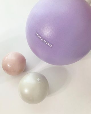 [트라택] 홈 필라테스 SET [미니짐볼+웨이트볼(0.5kg&1kg+요가블럭] — 5점을 준 리뷰어가 2022년 7월 올린 사용 사진