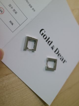 [골드앤디어] 14K 사각 네모 원터치 귀걸이_3color — 5점을 준 리뷰어가 2021년 6월 올린 사용 사진