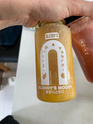 BLENDY'S 핑크 스무디+블론디 스무디 — 3점을 준 리뷰어가 2022년 4월 올린 사용 사진