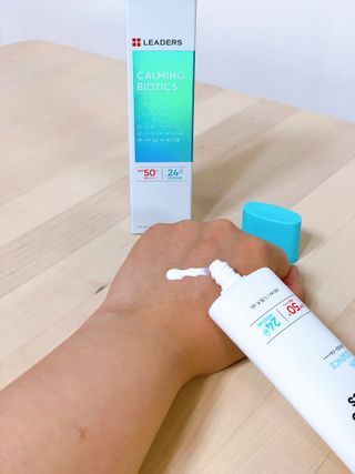 리더스코스메틱 리더스 카밍 바이오틱스 선 에센스 SPF 50+ PA++++ — 4.5점을 준 리뷰어가 2022년 6월 올린 사용 사진