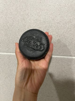 free [아토르] 9종 임상완료 아토르 다름 샴푸바_블랙  프리미엄 두피 케어 샴푸바 — 5점을 준 리뷰어가 2024년 5월 올린 사용 사진