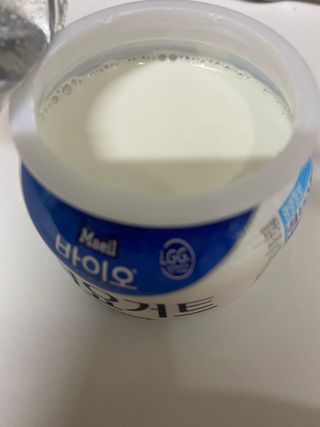 매일바이오 그릭요거트 오리지널 플레인 4개, 로스터리 커피믹스 4개 — 4.5점을 준 리뷰어가 2021년 12월 올린 사용 사진