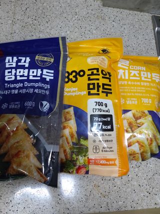 (주)성경순만두 곤약만두.콘치즈만두,삼각당면만두,당면 야끼만두,대구전통 납작만두,떡뽁이 매콤소스,달콤소스 — 5점을 준 리뷰어가 2023년 4월 올린 사용 사진