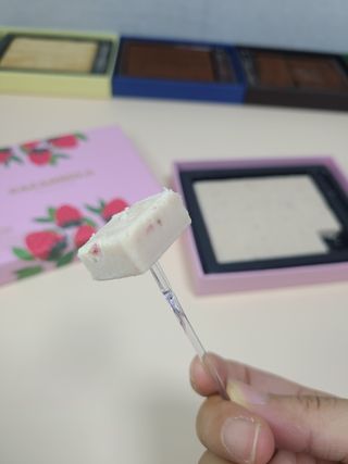 연말/새해선물 딸기 초콜릿 종착역, 건딸기가 상큼하게 씹히는 카카올라 딸기생초콜릿 — 5점을 준 리뷰어가 2021년 10월 올린 사용 사진