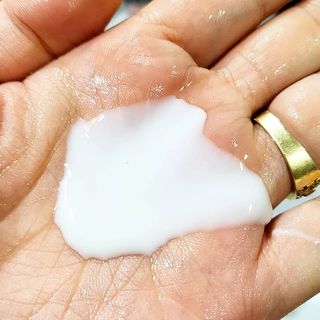 유메이 웰니스 샴푸 + 유메이 스칼프 브러쉬 — 5점을 준 리뷰어가 2021년 12월 올린 사용 사진
