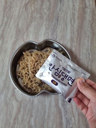 안심댕면 강아지라면 5봉지+쓰담쓰담 종합영양제 2스틱 샘플 증정 — 5점을 준 리뷰어가 2022년 8월 올린 사용 사진