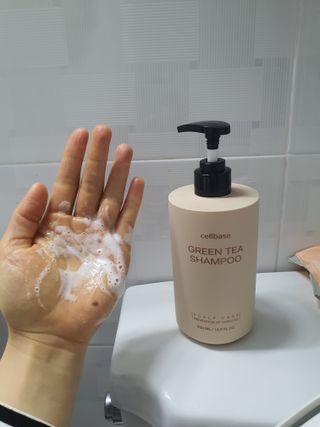 프리마인 더이상 뻣뻣하고 효과없는 탈모샴푸는 NO. 근본부터 케어하는 셀베이스 그린티샴푸(500ml) — 5점을 준 리뷰어가 2023년 5월 올린 사용 사진