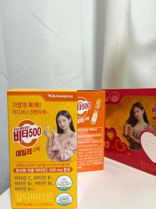 광동생활건강 [제니에디션] 비타500데일리스틱 gift set 60포+제니굿즈 3종+쇼핑백 — 4점을 준 리뷰어가 2021년 11월 올린 사용 사진
