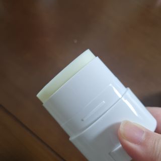 부쉬맨 워터프루프 서핑 선스틱 16g SPF50+ PA++++ — 5점을 준 리뷰어가 2023년 4월 올린 사용 사진
