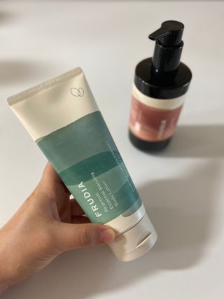 틱톡 [후르디아] 올리브영 아로마 비건 바디워시1종+바디로션1종 (그리너리) — 5점을 준 리뷰어가 2022년 12월 올린 사용 사진