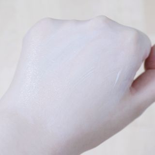 틱톡 [후르디아] 백탁NO! 화잘먹 수분광 선 에센스✨ — 4.5점을 준 리뷰어가 2023년 9월 올린 사용 사진