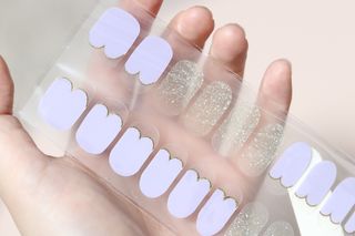 [네일가게] 햇빛에 닿으면 색이 변하는 신기한 햇살 반전 네일스티커 — 4점을 준 리뷰어가 2021년 8월 올린 사용 사진