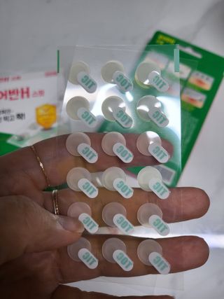 [큐어반H 스팟] 자외선 99프로 차단되는 스틱타입 스팟밴드(1팩 / 66매입) — 5점을 준 리뷰어가 2022년 12월 올린 사용 사진