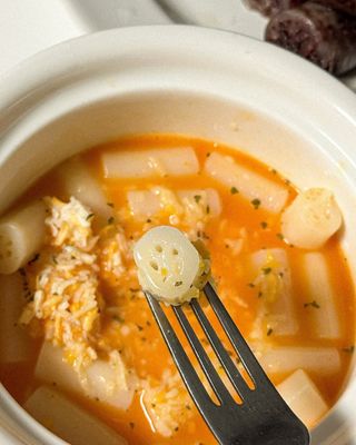 나우  [요리궁리] B타입 ( 매콤, 치즈, 매콤까르보 ) 꽃떡볶이 6개입 세트 — 5점을 준 리뷰어가 2025년 3월 올린 사용 사진