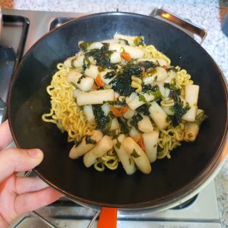 더밥  고추마녀 라볶이 +  나이스미 무설탕 현미후레이크 — 5점을 준 리뷰어가 2021년 10월 올린 사용 사진