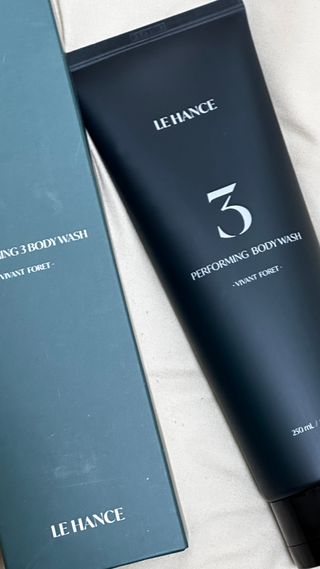 르핸스 퍼포밍 3 바디워시 비반트포렛/베티버포그 — 4.5점을 준 리뷰어가 2023년 3월 올린 사용 사진