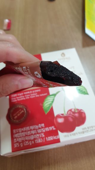 자연에온 가득담은 몽모랑시 타트체리 콜라겐 젤리스틱 — 5점을 준 리뷰어가 2021년 1월 올린 사용 사진