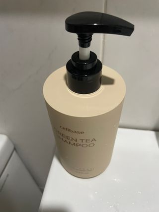 프리마인 더이상 뻣뻣하고 효과없는 탈모샴푸는 NO. 근본부터 케어하는 셀베이스 그린티샴푸(500ml) — 5점을 준 리뷰어가 2023년 5월 올린 사용 사진