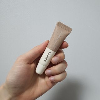 [후르디아] 올리브영 착한보습 비건 립버터 2종 — 5점을 준 리뷰어가 2021년 12월 올린 사용 사진